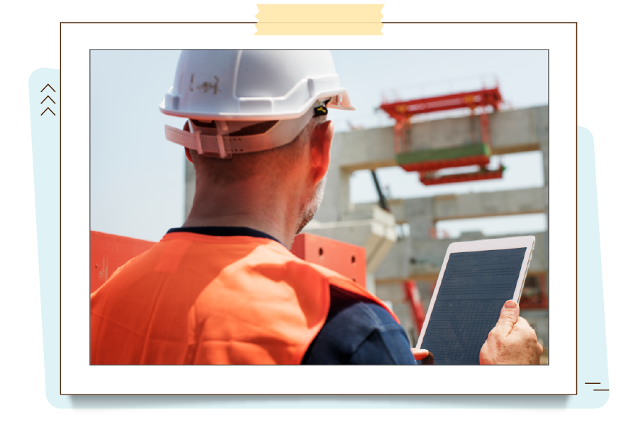 A imagem mostra um engenheiro realizando o gerenciamento de uma obra através de recursos digitais em um tablet.
